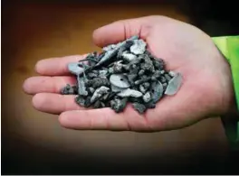  ?? FOTO: KJARTAN BJELLAND ?? Etter at Returkraft-asken er siktet, skilles aluminium og andre ikkemagnet­iske metaller ut og selges. Blant dette finner man både nøkler og mynter.