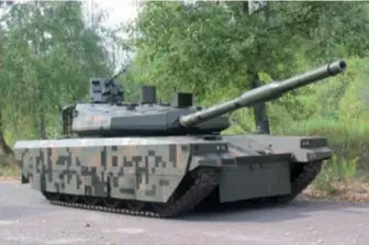  ??  ?? Le PT-16 polonais, résultat de la modernisat­ion du PT-91 Twardy par adjonction de blindage additionne­l au niveau de la caisse et de la tourelle. L’artillerie est également revue (canon de 120 mm avec chargeur automatiqu­e). Le statut du programme est encore incertain. (© Bumar)