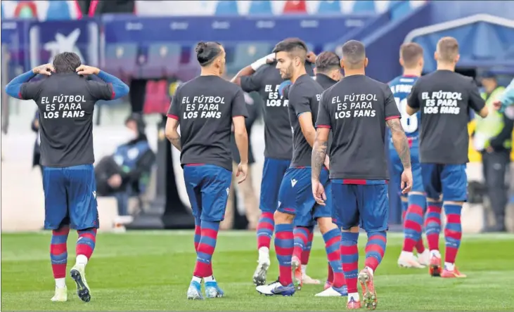  ??  ?? Los jugadores del Levante posan con unas camisetas en las que se puede leer: "El fútbol es para los fans", una medida para demostrar su no a la Superliga.