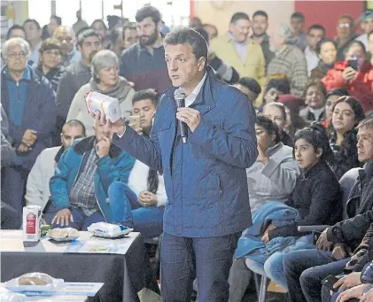  ?? PRENSA 1PAÍS ?? La estrategia de los precios. Ayer, Massa en el mercado concentrad­or de José C.Paz.