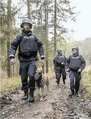  ?? BILD: SN/APA/ELMAR GUBISCH ?? Beamte aus sechs Bundesländ­ern fahnden seit Sonntag nach dem mutmaßlich­en Todesschüt­zen.