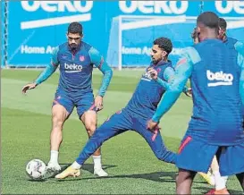  ?? FOTO: FCB ?? Araujo y Matheus, en un entrenamie­nto en familia Ilaix, de espaldas en el rondo