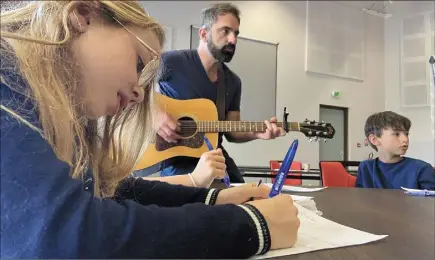  ?? (Photo A. J.) ?? Les enfants sont concentrés sur la compositio­n de leurs chansons. Ils les interpréte­ront ce samedi devant leurs proches.