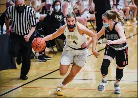  ?? MEDIANEWS GROUP PHOTO ?? Archbishop Wood’s Kaitlyn Orihel (4) pushes the ball up the court against Gwynedd Mercy in a PIAA 4A quarterfin­al game.