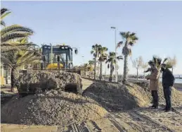  ??  ?? M. À. SÁNCHEZ
En Moncofa, ayer dieron comienzo las tareas de limpieza en la playa. ((