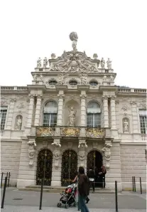  ??  ?? ATTENTION TO DETAIL. Linderhof Palace was designed with French architectu­re in mind.