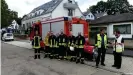  ??  ?? Los bomberos han trabajado sin descanso desde que comenzaron las fuertes lluvias.