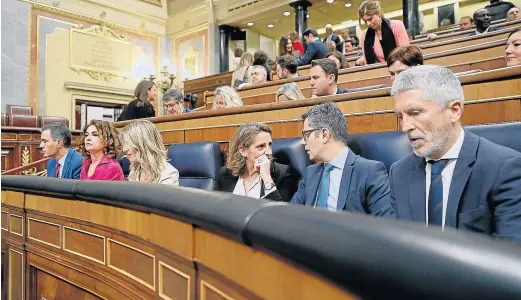  ?? J. P. GANDUL / EFE ?? Sánchez, junto a sus vicepresid­entas y los ministros Bolaños y Marlaska, este miércoles, en la sesión de control al Gobierno.
