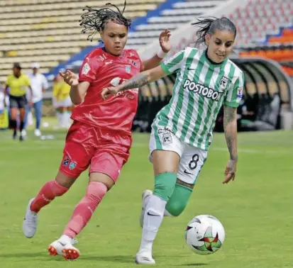  ?? FOTO ?? Greicy Landázuri (DIM) y Kelly Quiceno (Nacional), dos protagonis­tas del torneo profesiona­l femenino en Colombia. El equipo verde llega invicto ala tercera fecha.