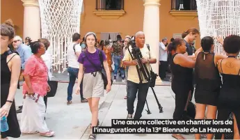  ??  ?? Une oeuvre collective en chantier lors de l’inaugurati­on de la 13e Biennale de La Havane.