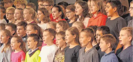  ?? FOTO: MARTIN BAUCH ?? Gemeinsam singen Schüler beider Schulen die Europahymn­e.