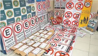  ?? DIVULGAÇÃO/ POLÍCIA CIVIL ?? Quadrilha faturava R$ 200 mil por semana com esquema de talões e placas de estacionam­ento falsos