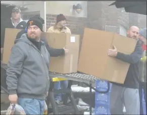  ?? EL file photo ?? A group of volunteers load a vehicle for with Christmas goodies to be delivered by the Goodfellow­s in 2019.