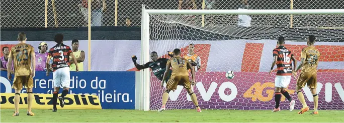  ??  ?? Goleiro Caíque se estica todo e não consegue alcançar a bola na cobrança de falta de Diego Souza. Rubro-negro baiano perde para o Sport dentro do Barradão e se complica na Série A