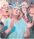  ?? FOTO: BELIBASAKI­S ?? Ministerpr­äsidentin Hannelore Kraft (SPD) als „Miss Liberty“.