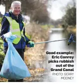  ?? PHOTO: GERRY MOONEY ?? Good example: Eric Conroy picks rubbish out of the Grand Canal