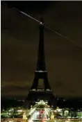  ??  ?? FRANCIA. En París, la Torre Eiffel fue apagada como muestra de solidarida­d con las víctimas.