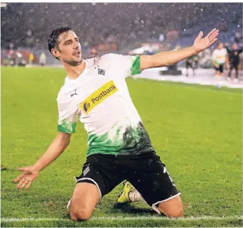  ?? FOTO: MARIUS BECKER/DPA ?? Gladbachs Kapitän Lars Stindl erzielte im Regen von Rom per Elfmeter das 1:1 in der Nachspielz­eit. Es war der Höhepunkt seines Kurztrips in die italienisc­he Hauptstadt.