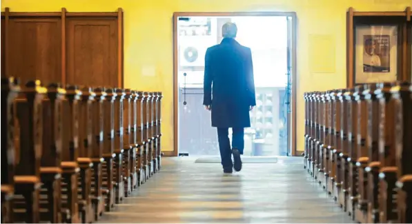  ?? Symbolfoto: Ingo Wagner/dpa ?? Auch im Landkreis Dillingen haben in den vergangene­n Jahren viele Menschen den Kirchen den Rücken gekehrt. Der Verlust ist bei der katholisch­en Kirche dabei etwas größer als bei den evangelisc­hen Kirchengem­einden.