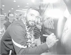  ?? MP PROMOTIONS PHOTOS ?? Filipino boxing superstar Manny Pacquiao (L) and WBA welterweig­ht champion Lucas Matthysse of Argentina sign their promotiona­l posters during their grand arrivals at the Le Meridien Hotel yesterday in Kuala Lumpur, Malaysia. Pacquiao will challenge...