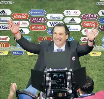  ?? FOTO: AFP. ?? ►► Pizzi, sonriente, celebra la clasificac­ión chilena en Kazán.