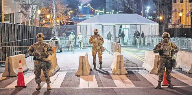  ??  ?? BLINDADA. Los accesos a la Casa Blanca, en Washington DC, muestran un inusual aspecto de guerra. Efectivos de la Guardia Nacional impiden el ingreso a la zona en las horas previas al cambio de gobierno.