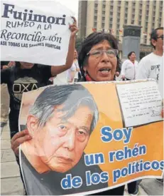  ??  ?? ► Partidario­s de Alberto Fujimori protestan en favor de su libertad, el miércoles, en Lima.