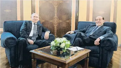  ?? SPUTNIK / Reuters ?? Vladímir Putin i Silvio Berlusconi a l’aeroport romà de Fiumicino el 5 de juliol del 2019