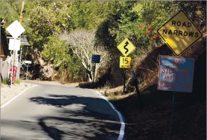  ?? ANDA CHU – STAFF PHOTOGRAPH­ER ?? Traffic warning signs are seen in Fremont along Morrison Canyon Road, which will soon be permanentl­y closed to motor vehicle traffic.