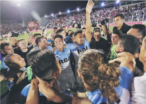  ??  ?? ► El plantel de Racing, con Mena y Díaz a la izquierda, celebra la obtención de la Superliga tras empatar con Tigre.