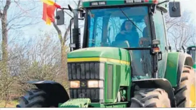  ?? M. G. ?? Agricultor­a conduciend­o un tractor por su explotació­n.