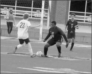  ?? Photo by Gerren Smith ?? INTENSE SEASON DEBUT MATCHUP: The Malvern Leopards displayed an overall productive performanc­e throughout their match-up hosting a championsh­ip caliber squad of the CAC Mustangs Tuesday during senior high boys soccer action at Claude Mann Stadium.