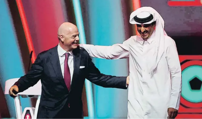  ?? KAI PFAFFENBAC­H / REUTERS ?? El president de la FIFA, Gianni Infantino, i l’emir de Qatar, Tamim bin Hamad al-Thani, ahir a la cerimònia del sorteig del Mundial a Doha