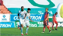  ??  ?? Vinicio Angulo celebra su gol con el delantero Carlos Almada, en el duelo ante El Nacional.