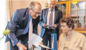  ?? FOTO: CHRISTIAN FLEMMING ?? Annemarie Wohlgemuth feiert ihren 100. Geburtstag. Lindaus Oberbürger­meister Gerhard Ecker (links) und der stellvertr­etende Landrat Johann Zeh gratuliere­n.