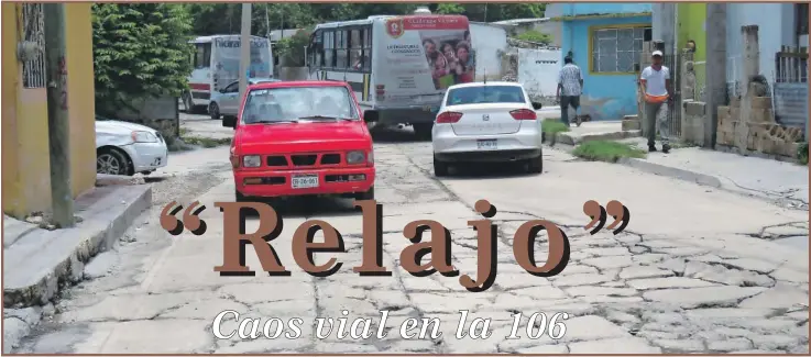  ??  ?? A raíz del bloqueo de la avenida, por la construcci­ón del Distribuid­or Vial Gobernador­es; el tráfico en la calle 106 por 110 de Santa Lucía, se ha vuelto un completo “relajo”