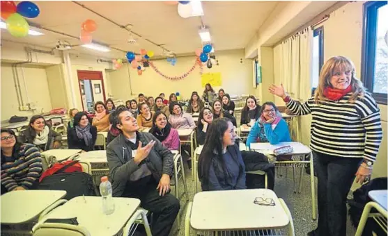  ?? (PEDRO CASTILLO) ?? En el aula. Los estudiante­s del Instituto Leguizamón preparan las entrevista­s que después realizarán a mamás de sus potenciale­s alumnos.