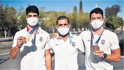  ?? PEDRO CASTILLO ?? PUMAS FELICES Y ORGULLOSOS. Así regresaron ayer a Córdoba los medallista­s olímpicos Schulz, Revol y Bazán Vélez.