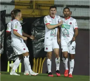  ?? JOSÉ CORDERO ?? Carlos Mora y la Liga festejan el tino de Alvaro Saborío, anotador en su primer clásico rojinegro y con el primer balón tocado.