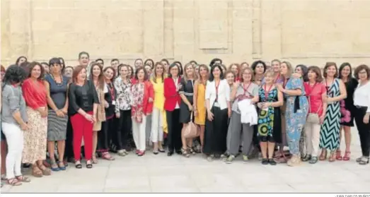  ?? JUAN CARLOS MUÑOZ ?? Susana Díaz, consejeras y parlamenta­rias celebraron con representa­ntes de asociacion­es de mujeres la aprobación de la nueva ley de violencia de género.