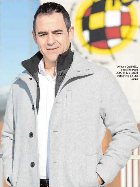  ?? DE SAN BERNARDO ?? Velasco Carballo, posando para ABC en la Ciudad Deportiva de Las Rozas