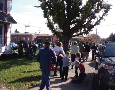  ?? BOB KEELER — MEDIANEWS GROUP ?? Voters stand in line at the Perkasie firehouse about 10:30 a.m. Tuesday.