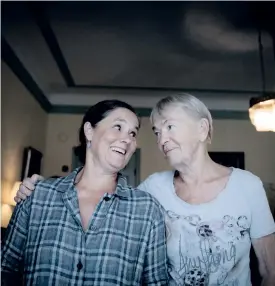  ?? ARKIVBILD: BEATRICE LUNDBORG ?? Regissören Pernilla August och skådespela­ren Anita Ekström vid uppsättnin­gen av Linn Ullmans succéroman ”De oroliga” på Dramaten.