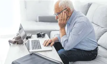  ?? FOTO: JOSEP ROVIROSA ?? Rentner vor seinem Laptop bei der Arbeit: Wenn Senioren eine Teilrente beziehen und dabei weiter arbeiten, sollten sie ihre Bezüge steuerlich genau überprüfen lassen.