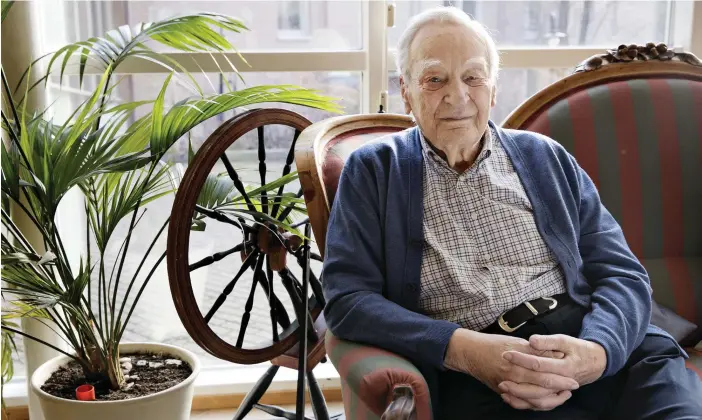  ?? FOTO: KRISTOFFER ÅBERG ?? 96-åriga Philip Hildén litar på att personalen på Folkhälsan­s seniorhus i Brunakärr tar hand om sina klienter.
■