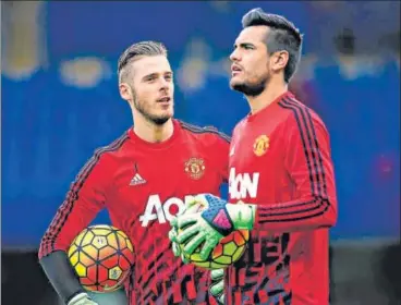  ?? GETTY IMAGES ?? ■
Argentine Sergio Romero (right) is expected to stand in for an injured David De Gea during Man United’s match against Liverpool.