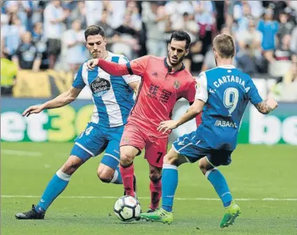  ?? FOTO: EFE ?? ‘Killer’ Juanmi El malagueño volvió a marcar, en este caso al inicio del partido. En la imagen, descarga el balón entre Schar y Cartabia