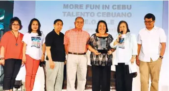  ??  ?? ‘PEOPLE’ SUCCESS STORY. From left: Melanie Ng, Tess Chan, Ted Locson, Cebu Chamber of Commerce and Industry president Prudencio Gesta, awardee Dr. Gweendolyn Suico Crescencio, literature mentor, lyricist and composer, MCE, and University of San...