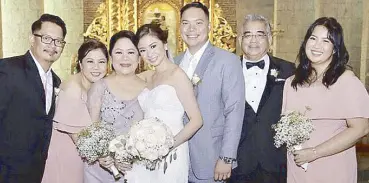  ??  ?? The couple, with the bride’s family: Antonio Magsino, Dr. Patricia Magsino, Lorna Magsino, Rolando Magsino, and Hazel Magsino