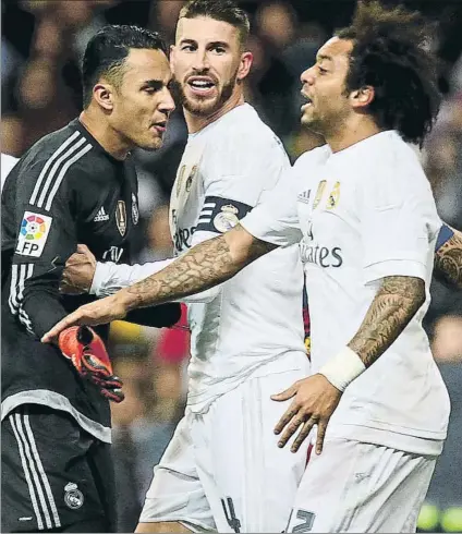  ?? FOTO: PEP MORATA ?? Sergio Ramos mostró su enfado a Marcelo tras encajar el 2-2 del Levante en el minuto 89 de partido